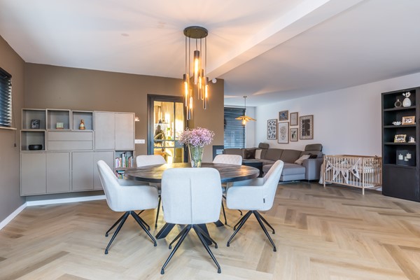 Foto - Te koop: Instapklare gemoderniseerde geschakelde 2 onder 1 kap woning met aanbouw, 3 slaapkamers, garage en een tuin in Voerendaal